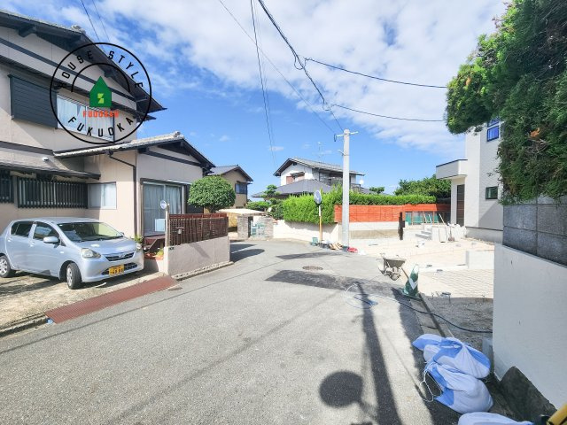 糟屋郡志免町王子3丁目第2-2棟（2号棟）の前面道路含む現地写真|前面道路は閑静な住宅地をはしる車通りの少ない道路。お車の出し入れが苦手なママや小さなお子様にも安心ですね。しっかり舗装もされているので、ベビーカーや自転車で通っても快適に通行できます。