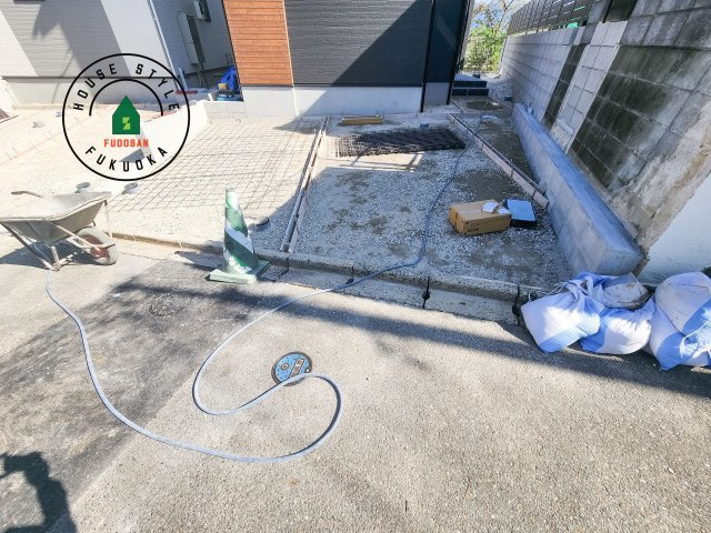 糟屋郡志免町王子3丁目第2-2棟（2号棟）の駐車場|広々した駐車場になります。3台並列駐車となります。