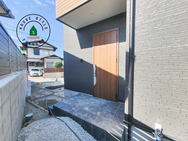 糟屋郡志免町王子3丁目第2-2棟（2号棟）の玄関|おでかけの時も帰った時も、「我が家」を最初に感じでもらえる素敵な空間に。