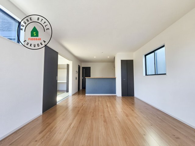 糟屋郡志免町王子3丁目第2-2棟（2号棟）の居間・リビング|ご家族を近くに感じられる対面キッチンのLDK。会話もはずみそうですね。