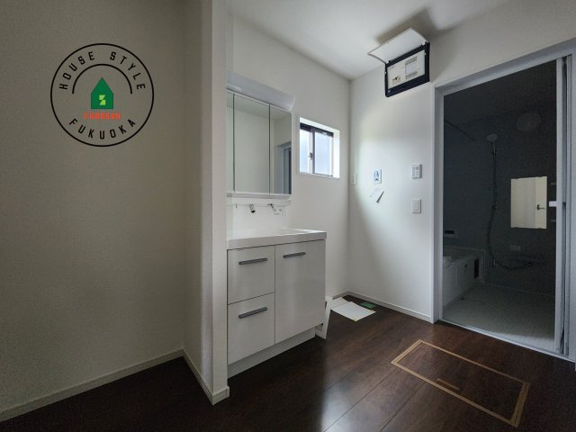 糟屋郡宇美町宇美中央1丁目第3-6棟(1号棟)の内観：施工例|ゆとりの洗面スペースで朝の身支度もスムーズに。暮らしを快適に変えるシャワー付洗面台です！