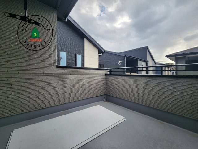 糟屋郡宇美町宇美中央1丁目第3-6棟(1号棟)のバルコニー|風をしっかりと感じられるバルコニーでは、毎日が洗濯日和です。広々としているので洗濯も楽しくなるでしょうし、気分転換にバルコニーからの眺めを楽しむのもいいでしょう。