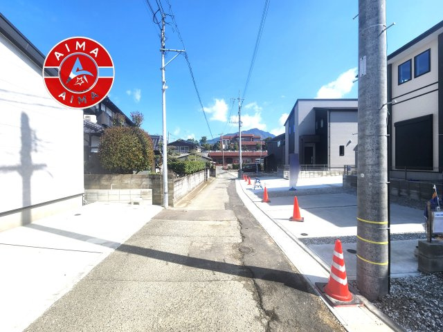 糟屋郡宇美町宇美中央1丁目第3-6棟(1号棟)の前面道路含む現地写真|前面道路は閑静な住宅地をはしる車通りの少ない道路。お車の出し入れが苦手なママや小さなお子様にも安心ですね。しっかり舗装もされているので、ベビーカーや自転車で通っても快適に通行できます。