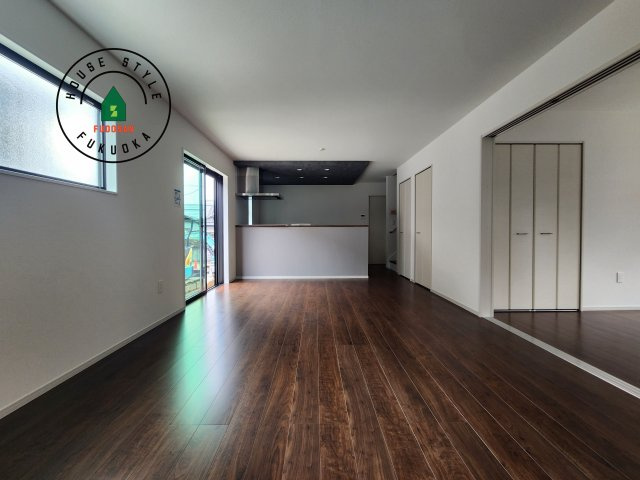 糟屋郡宇美町宇美中央1丁目第3-6棟(1号棟)の内観：施工例|ご家族を近くに感じられる対面キッチンのLDK。会話もはずみそうですね。