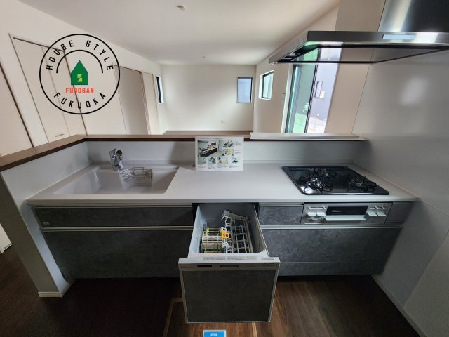糟屋郡宇美町宇美中央1丁目第3-6棟(1号棟)の内観：施工例|キッチン。グリル・食器洗い乾燥機・浄水器も完備。