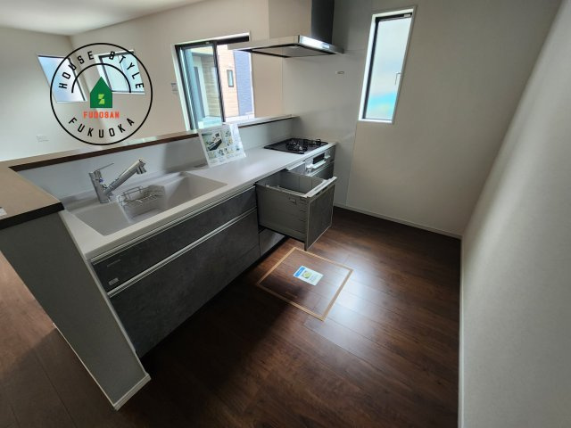 糟屋郡宇美町宇美中央1丁目第3-6棟(1号棟)のキッチン|ダイニングテーブルへの配膳がラクラク、お料理はかどるカウンター付きシステムキッチン！