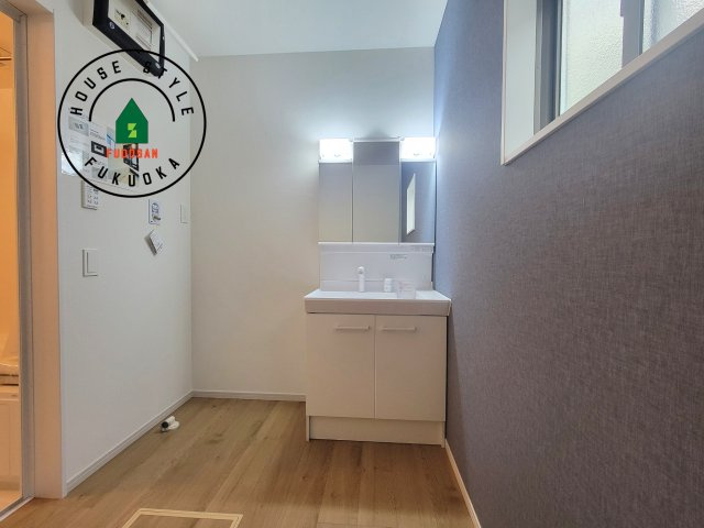 糟屋郡志免町王子4丁目第4-4棟（4号棟）の独立洗面台|毎日使うものだから清潔な空間を保ちたい水回り。洗面にはそんな願いを解消させてくれる収納アイデアが満載です。三面鏡の裏側にはキャビネットが現れ小物から背の高い物まで収納できます。