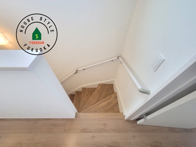 糟屋郡志免町王子4丁目第4-4棟（4号棟）の内装|＜手すり付階段＞手すりがないと階段の昇り降りで危険なことはもちろん、壁に手をつきながら歩くことで壁紙が汚れやすくなります。すべての方に快適に昇り降りしていただくため、手すりを設置しました。