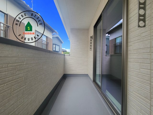 糟屋郡志免町王子4丁目第4-4棟（4号棟）のバルコニー|風をしっかりと感じられるバルコニーでは、毎日が洗濯日和です。広々としているので洗濯も楽しくなるでしょうし、気分転換にバルコニーからの眺めを楽しむのもいいでしょう。