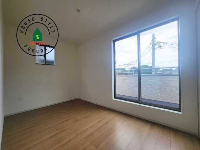 糟屋郡志免町王子4丁目第4-4棟（4号棟）の洋室|採光良好な洋室は全居室、複層ガラスの遮熱効果と断熱効果で、一年中快適に過ごせます。