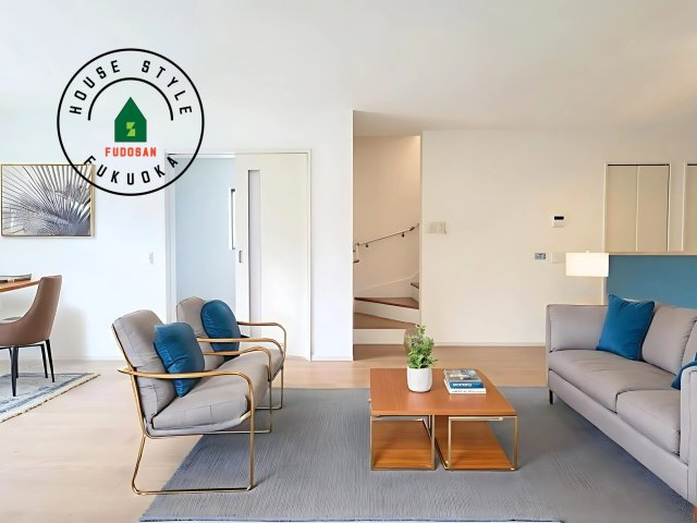 糟屋郡志免町王子4丁目第4-4棟（4号棟）の居間・リビング|明るく開放的なリビングダイニングは豊かな陽光が注ぎ込み、やすらぎの空間を演出してくれます。ご家族で楽しいひとときをお過ごし下さい。※家具はCGを合成したものです。