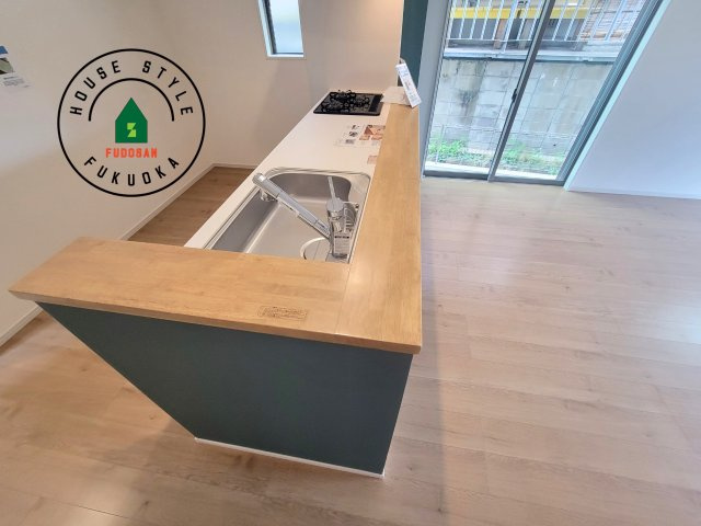 糟屋郡志免町王子4丁目第4-4棟（4号棟）のダイニング|キッチンから立ち込める香りが今日の料理を期待させます。