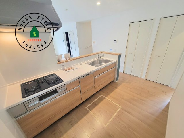 糟屋郡志免町王子4丁目第4-4棟（4号棟）のキッチン|ダイニングテーブルへの配膳がラクラク、お料理はかどるカウンター付きシステムキッチン！