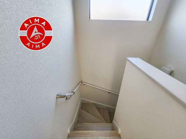 糟屋郡宇美町宇美中央1丁目第3-6棟(2号棟)の内装|階段からも明るい光が入ります。採光や通風も階段の重要な役割です。