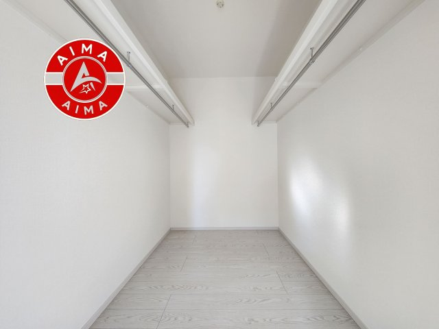 糟屋郡宇美町宇美中央1丁目第3-6棟(2号棟)の収納|洋服や大きな荷物が多い方や人数の多いご家族などは、一般的なクローゼットよりもウォークインクローゼットのほうが使い勝手が良いです。
