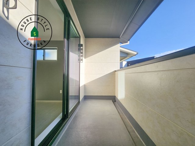 糟屋郡宇美町宇美中央1丁目第3-6棟(2号棟)のバルコニー|風をしっかりと感じられるバルコニーでは、毎日が洗濯日和です。広々としているので洗濯も楽しくなるでしょうし、気分転換にバルコニーからの眺めを楽しむのもいいでしょう。