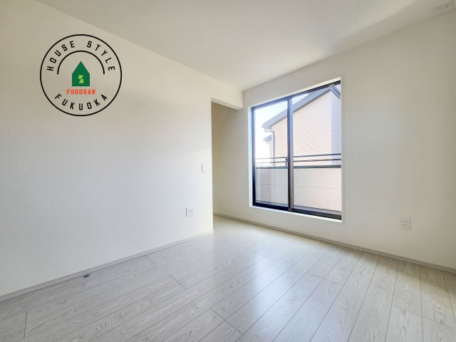 糟屋郡宇美町宇美中央1丁目第3-6棟(2号棟)の子供部屋|柔らかい陽光が差し込む明るいお部屋を演出する設計。彩光の取れる窓が気持ちの良いお部屋を創り上げます。