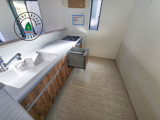 糟屋郡宇美町宇美中央1丁目第3-6棟(2号棟)のキッチン|ダイニングテーブルへの配膳がラクラク、お料理はかどるカウンター付きシステムキッチン！