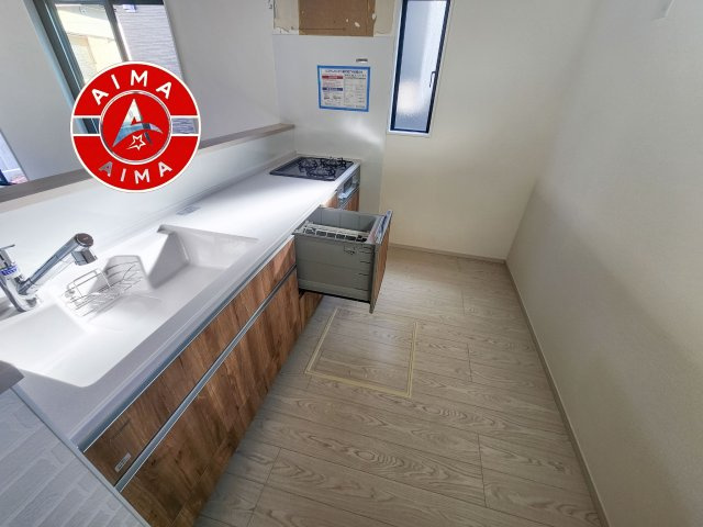 糟屋郡宇美町宇美中央1丁目第3-6棟(2号棟)のキッチン|ダイニングテーブルへの配膳がラクラク、お料理はかどるカウンター付きシステムキッチン！