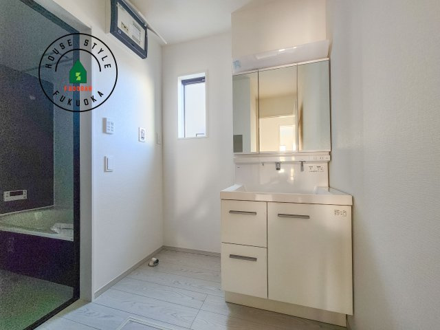 糟屋郡宇美町宇美中央1丁目第3-6棟(3号棟)の脱衣所|ゆとりの洗面スペースで朝の身支度もスムーズに。暮らしを快適に変えるシャワー付洗面台です！