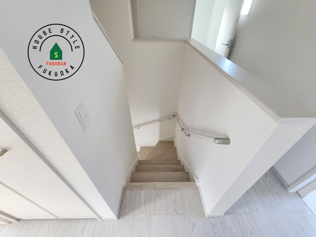 糟屋郡宇美町宇美中央1丁目第3-6棟(3号棟)の内装|階段からも明るい光が入ります。採光や通風も階段の重要な役割です。