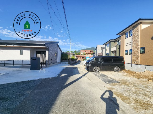 糟屋郡宇美町宇美中央1丁目第3-6棟(3号棟)の前面道路含む現地写真|前面道路は閑静な住宅地をはしる車通りの少ない道路。お車の出し入れが苦手なママや小さなお子様にも安心ですね。しっかり舗装もされているので、ベビーカーや自転車で通っても快適に通行できます。