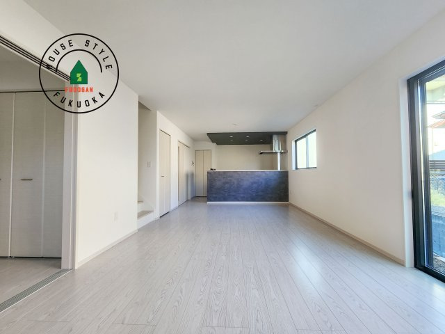 糟屋郡宇美町宇美中央1丁目第3-6棟(3号棟)の居間・リビング|ご家族を近くに感じられる対面キッチンのLDK。会話もはずみそうですね。