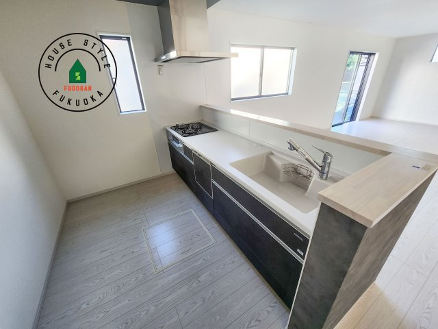 糟屋郡宇美町宇美中央1丁目第3-6棟(3号棟)のキッチン|ダイニングテーブルへの配膳がラクラク、お料理はかどるカウンター付きシステムキッチン！