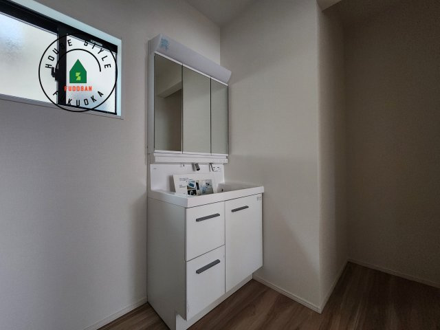 糟屋郡宇美町宇美中央1丁目第3-6棟(4号棟)の独立洗面台|毎日使うものだから清潔な空間を保ちたい水回り。洗面にはそんな願いを解消させてくれる収納アイデアが満載です。三面鏡の裏側にはキャビネットが現れ小物から背の高い物まで収納できます。