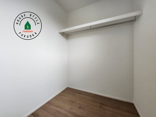 糟屋郡宇美町宇美中央1丁目第3-6棟(4号棟)の収納|洋服や大きな荷物が多い方や人数の多いご家族などは、一般的なクローゼットよりもウォークインクローゼットのほうが使い勝手が良いです。