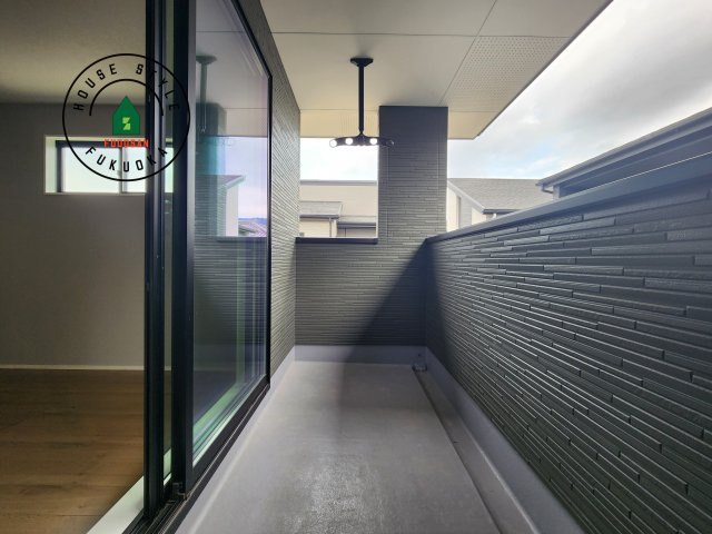 糟屋郡宇美町宇美中央1丁目第3-6棟(4号棟)の外観：施工例|風をしっかりと感じられるバルコニーでは、毎日が洗濯日和です。広々としているので洗濯も楽しくなるでしょうし、気分転換にバルコニーからの眺めを楽しむのもいいでしょう。