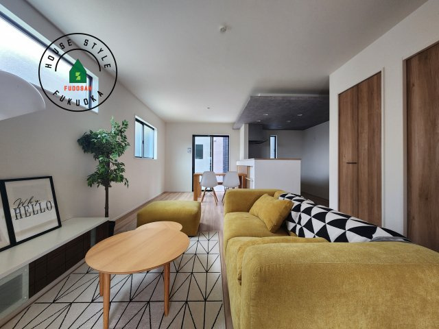 糟屋郡宇美町宇美中央1丁目第3-6棟(4号棟)の内観：施工例|ご家族を近くに感じられる対面キッチンのLDK。会話もはずみそうですね。