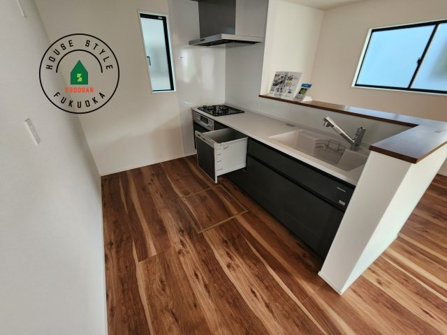 糟屋郡宇美町宇美中央1丁目第3-6棟(5号棟)の内観：施工例|ダイニングテーブルへの配膳がラクラク、お料理はかどるカウンター付きシステムキッチン！