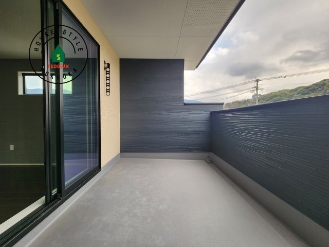 糟屋郡宇美町宇美中央1丁目第3-6棟(6号棟)の外観：施工例|風をしっかりと感じられるバルコニーでは、毎日が洗濯日和です。広々としているので洗濯も楽しくなるでしょうし、気分転換にバルコニーからの眺めを楽しむのもいいでしょう。