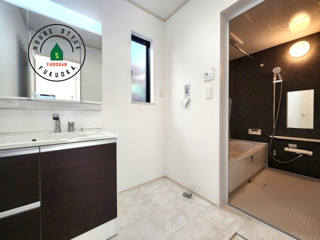 福岡市東区香住ケ丘5丁目第1-6棟（A号棟）の内観：施工例|ゆとりの洗面スペースで朝の身支度もスムーズに。暮らしを快適に変えるシャワー付洗面台です！
