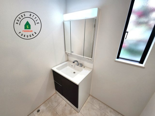 福岡市東区香住ケ丘5丁目第1-6棟（A号棟）の内観：施工例|毎日使うものだから清潔な空間を保ちたい水回り。洗面にはそんな願いを解消させてくれる収納アイデアが満載です。三面鏡の裏側にはキャビネットが現れ小物から背の高い物まで収納できます。