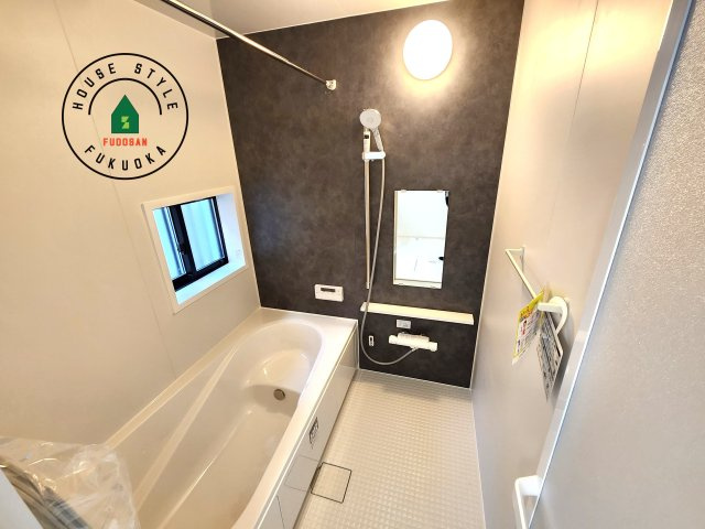 福岡市東区香住ケ丘5丁目第1-6棟（A号棟）の内観：施工例|1日の疲れを癒してくれる広々バスルーム。雨の日のお洗濯にも大活躍な浴室乾燥機付です！