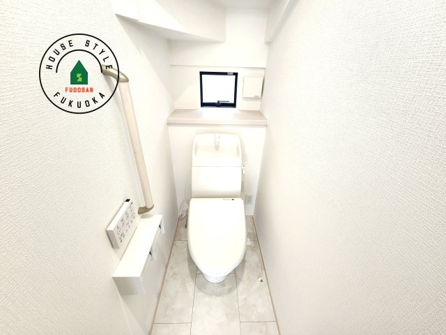 福岡市東区香住ケ丘5丁目第1-6棟（A号棟）の内観：施工例|温水洗浄便座を完備しております。2ヶ所にトイレがあるのは朝の慌ただしい時間も安心です。