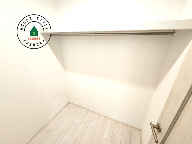 福岡市東区香住ケ丘5丁目第1-6棟（A号棟）の内観：施工例|洋服や大きな荷物が多い方や人数の多いご家族などは、一般的なクローゼットよりもウォークインクローゼットのほうが使い勝手が良いです。