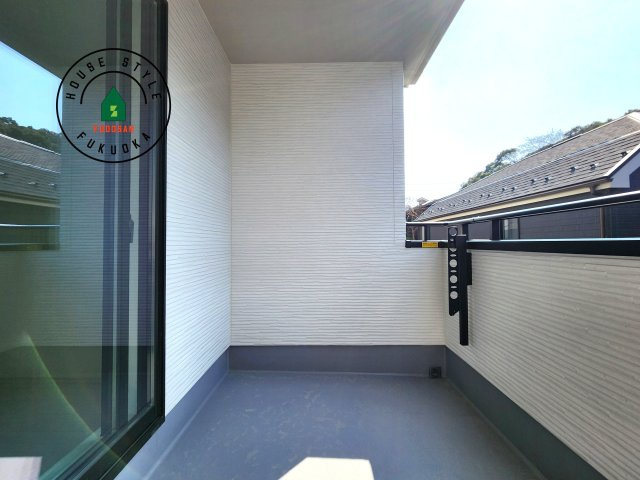 福岡市東区香住ケ丘5丁目第1-6棟（A号棟）の外観：施工例|風をしっかりと感じられるバルコニーでは、毎日が洗濯日和です。広々としているので洗濯も楽しくなるでしょうし、気分転換にバルコニーからの眺めを楽しむのもいいでしょう。