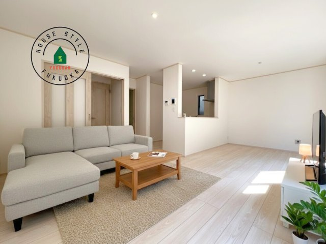 福岡市東区香住ケ丘5丁目第1-6棟（A号棟）の内観：施工例|明るく開放的なリビングダイニングは豊かな陽光が注ぎ込み、やすらぎの空間を演出してくれます。ご家族で楽しいひとときをお過ごし下さい。※家具はCGを合成したものです。