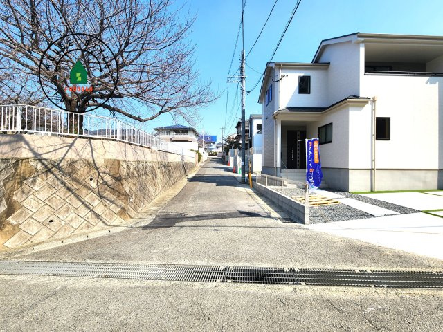 福岡市東区香住ケ丘5丁目第1-6棟（A号棟）の前面道路含む現地写真|前面道路は閑静な住宅地をはしる車通りの少ない道路。お車の出し入れが苦手なママや小さなお子様にも安心ですね。しっかり舗装もされているので、ベビーカーや自転車で通っても快適に通行できます。