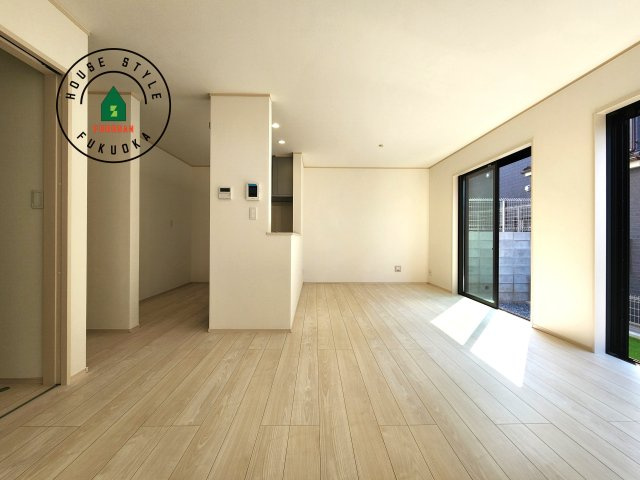 福岡市東区香住ケ丘5丁目第1-6棟（A号棟）の内観：施工例|キッチンからリビングをしっかり確認できます。家族の笑顔があふれる空間になりそうですね。