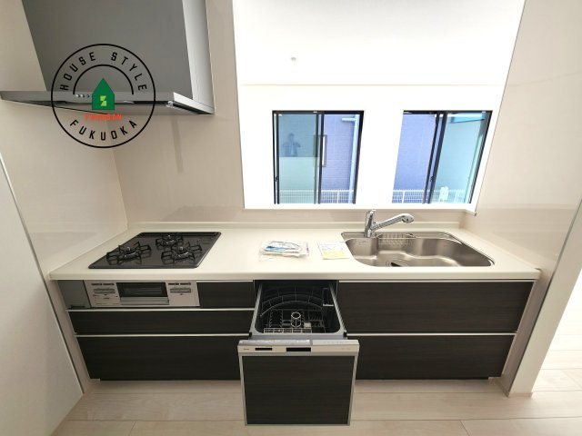 福岡市東区香住ケ丘5丁目第1-6棟（A号棟）の内観：施工例|ご家族を近くに感じられる対面キッチンのLDK。会話もはずみそうですね。