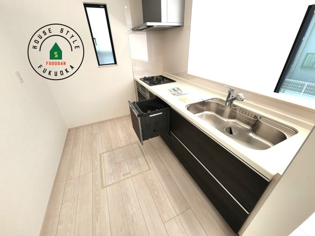 福岡市東区香住ケ丘5丁目第1-6棟（A号棟）の内観：施工例|ダイニングテーブルへの配膳がラクラク、お料理はかどるカウンター付きシステムキッチン！