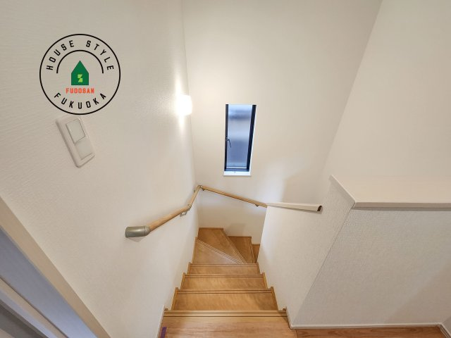 福岡市東区香住ケ丘5丁目第1-6棟（B号棟）の内観：施工例|＜手すり付階段＞手すりがないと階段の昇り降りで危険なことはもちろん、壁に手をつきながら歩くことで壁紙が汚れやすくなります。すべての方に快適に昇り降りしていただくため、手すりを設置しました。