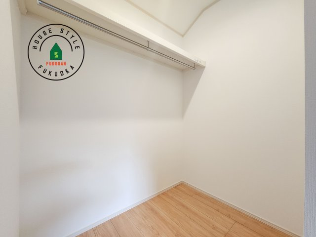 福岡市東区香住ケ丘5丁目第1-6棟（B号棟）の内観：施工例|洋服や大きな荷物が多い方や人数の多いご家族などは、一般的なクローゼットよりもウォークインクローゼットのほうが使い勝手が良いです。