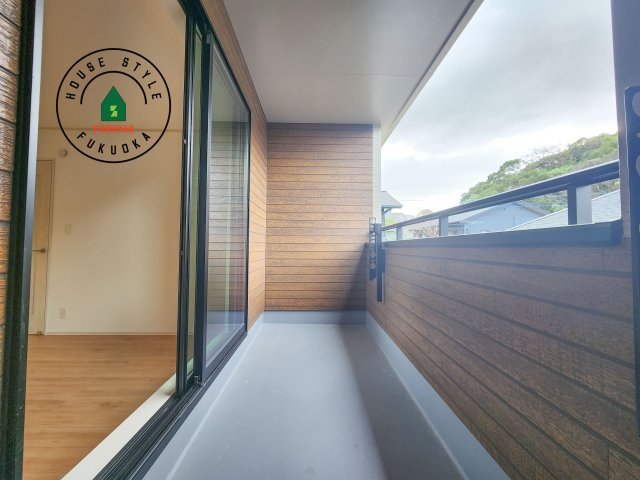 福岡市東区香住ケ丘5丁目第1-6棟（B号棟）の外観：施工例|風をしっかりと感じられるバルコニーでは、毎日が洗濯日和です。広々としているので洗濯も楽しくなるでしょうし、気分転換にバルコニーからの眺めを楽しむのもいいでしょう。