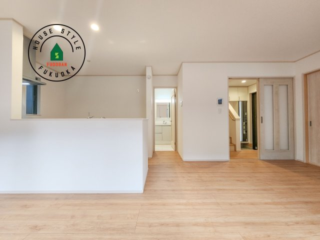 福岡市東区香住ケ丘5丁目第1-6棟（B号棟）の内観：施工例|キッチンからリビングをしっかり確認できます。家族の笑顔があふれる空間になりそうですね。同社