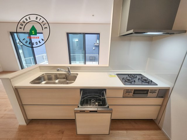 福岡市東区香住ケ丘5丁目第1-6棟（B号棟）の内観：施工例|ご家族を近くに感じられる対面キッチンのLDK。会話もはずみそうですね。